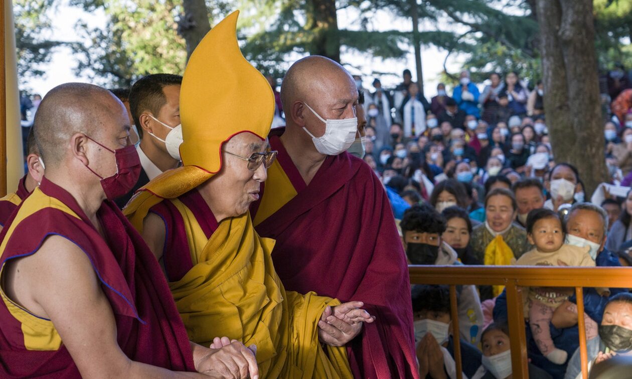 Σάλος με το Δαλάι Λάμα: Ζήτησε από παιδί να «ρουφήξει τη γλώσσα του» - Τι είπε για να απολογηθεί