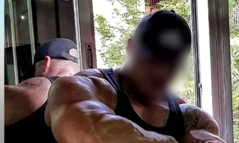 Ο αστυνομικός bodybuilder δάνειζε το όπλο του στους τράπερς για να βγάζουν φωτογραφίες