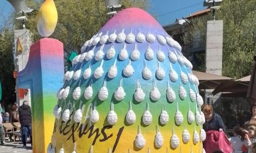 Με δυο μέτρα ύψος και βάρος δέκα κιλά, ένα τεράστιο αυγό κοσμεί την κεντρική πλατεία της Πτολεμαΐδος