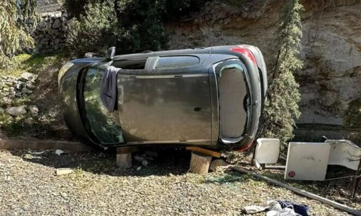 Σύρος: Οδηγός έπεσε με το όχημά του σε γκρεμό - Γλίτωσε από θαύμα