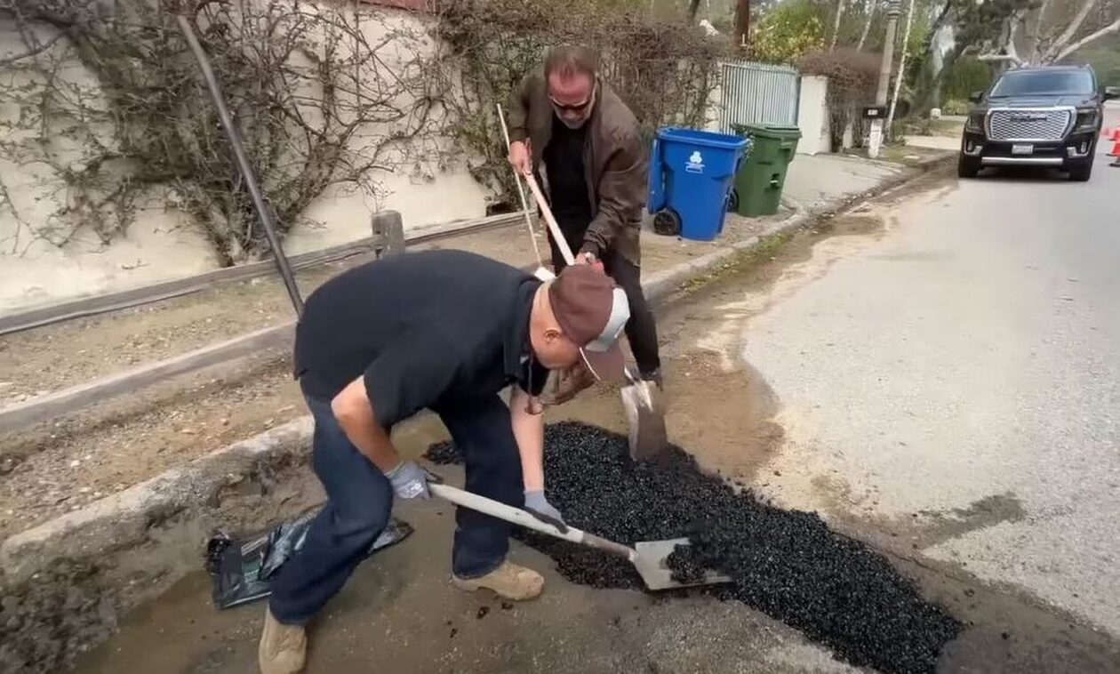 Ο Άρνολντ Σβαρτσενέγκερ επιδιορθώνει λακκούβα σε γειτονιά του Λος Άντζελες
