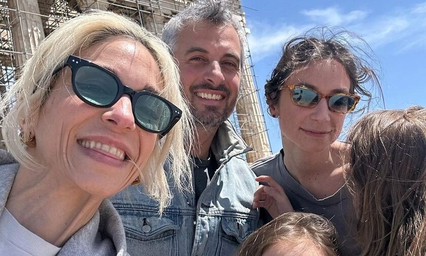 Στην Ελλάδα η Σοφία Καρβέλα - Πήγε στην Ακρόπολη με τα παιδιά της