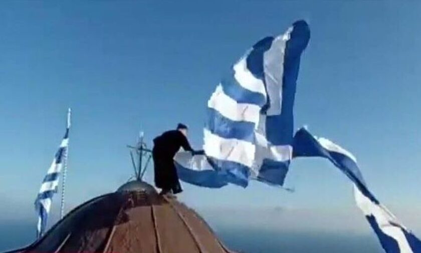 Πατέρας Ιωσήφ: Ο μοναχός με την Ελληνική σημαία στoν βράχο του Αγίου Όρους - Το μήνυμά του