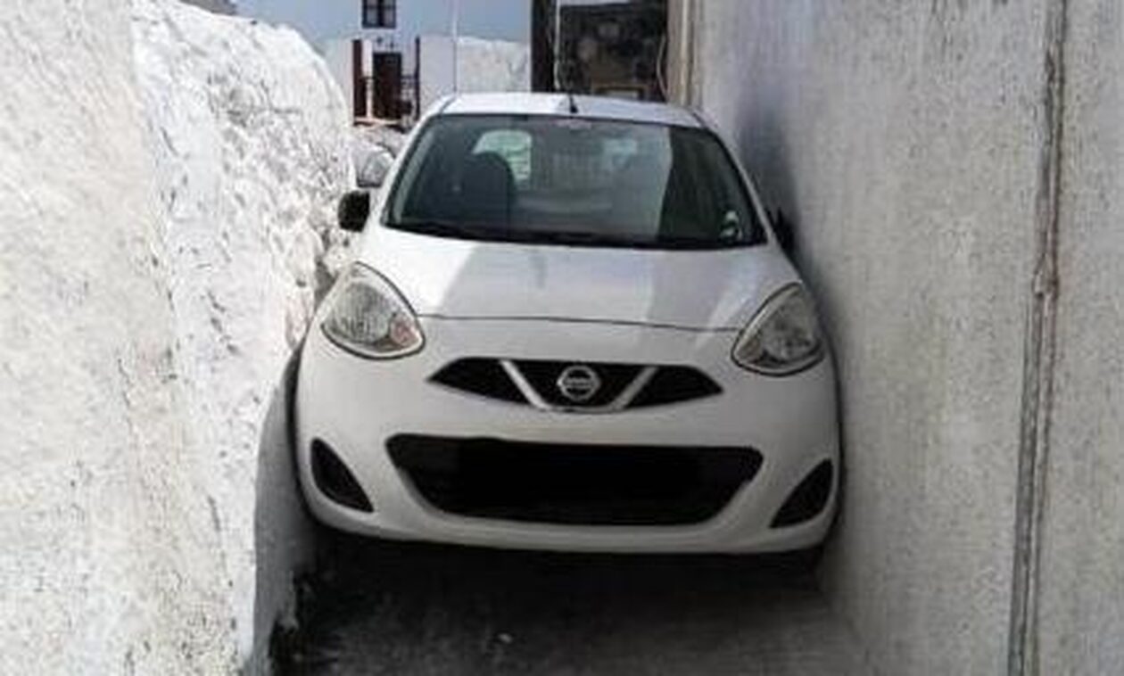 Απίστευτο περιστατικό στη Σαντορίνη: Αυτοκίνητο σφήνωσε σε στενό δρόμο - Η viral φωτογραφία