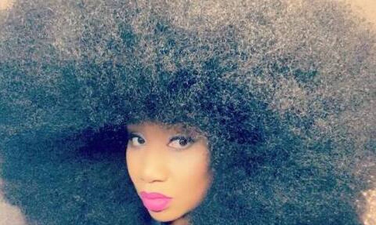 Γκίνες: Η γυναίκα που έσπασε για τρίτη φορά ρεκόρ για τα πιο φουντωτά afro μαλλιά