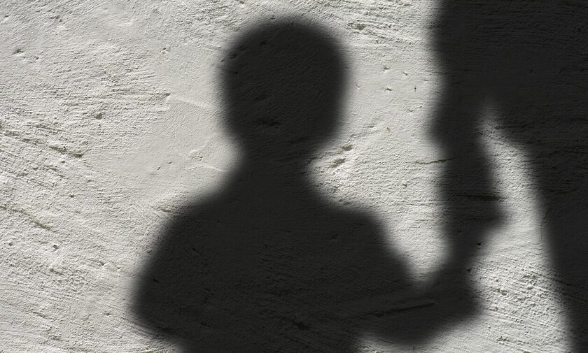 Κρήτη: Νέο περιστατικό ενδοοικογενειακής βίας - Έπιασε από το λαιμό τον 6χρονο γιο του