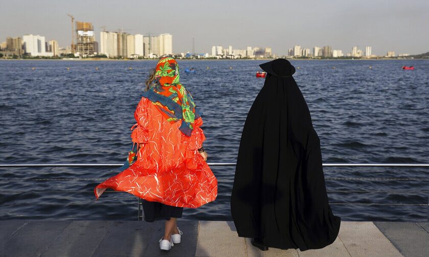 Το Ιράν θα διώκει όσους ενθαρρύνουν τις γυναίκες να μη φορούν μαντήλα