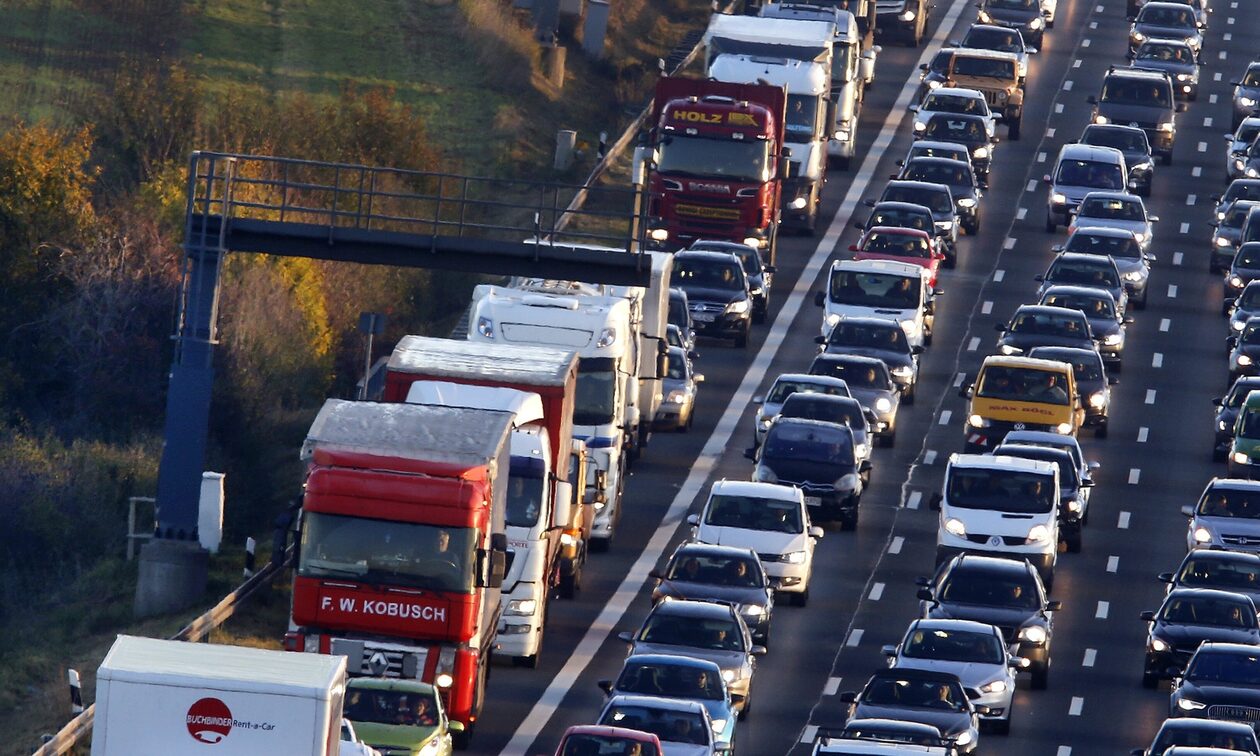 Γερμανία: «Μαύρο Πάσχα» για δεκάδες οδηγούς φορτηγών - Έχουν εγκλωβιστεί και διεκδικούν δεδουλευμένα
