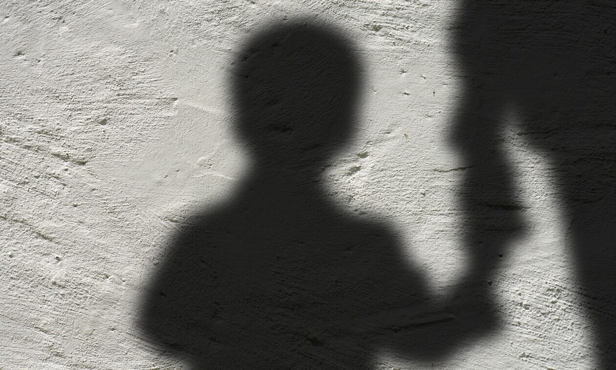 Χανιά: 46χρονος ξυλοκόπησε τον 6χρονο γιo του μέσα σε μαγαζί και συνελήφθη
