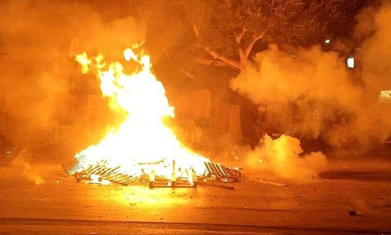Κρήτη: Τέσσερα αυτοκίνητα κάηκαν από τις φωτιές της Ανάστασης - Μολότοφ στην Αλικαρνασσό