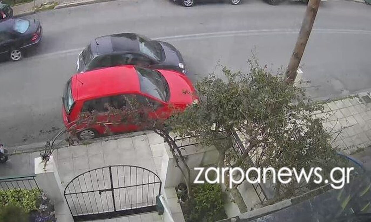 Χανιά: Βίντεο ντοκουμέντο με αυτοκίνητο να πέφτει σε παρκαρισμένο, χωρίς στη συνέχεια να σταματά