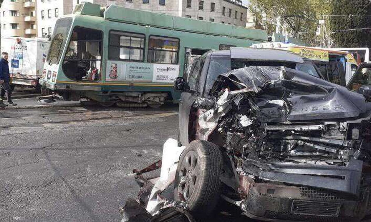 Διαφωνία Ιμόμπιλε-οδηγού τραμ, αναφορικά με την ευθύνη για το ατύχημα