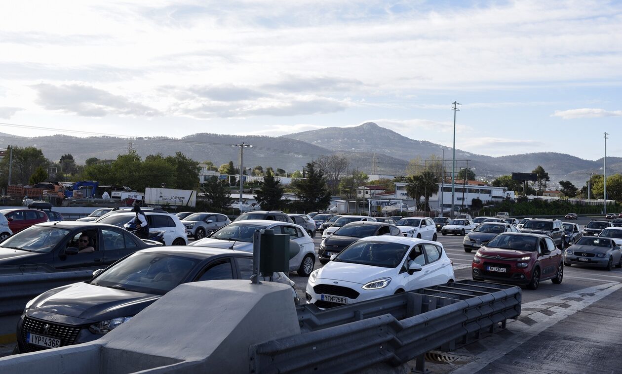 Επιστροφή εκδρομέων: Ταλαιπωρία για τους οδηγούς - Παραμένει αυξημένη η κίνηση στην Αθηνών-Κορίνθου