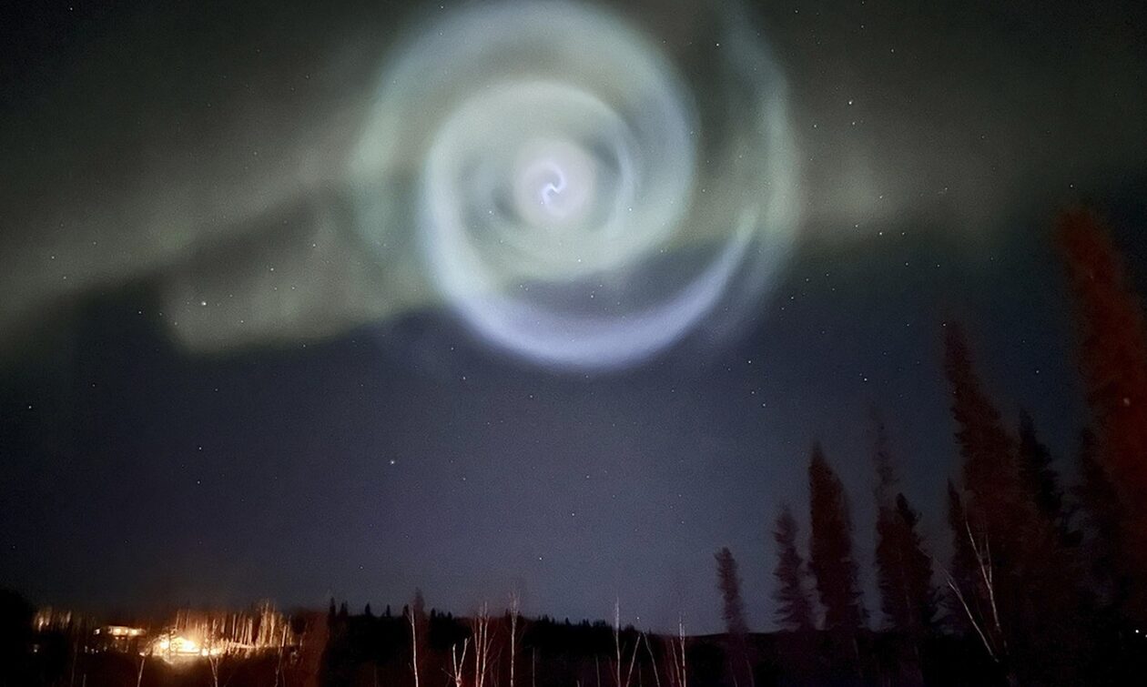 Αλάσκα: Γαλάζια σπείρα σαν γαλαξίας εμφανίστηκε με το Βόρειο Σέλας και έγινε viral - H εξήγηση
