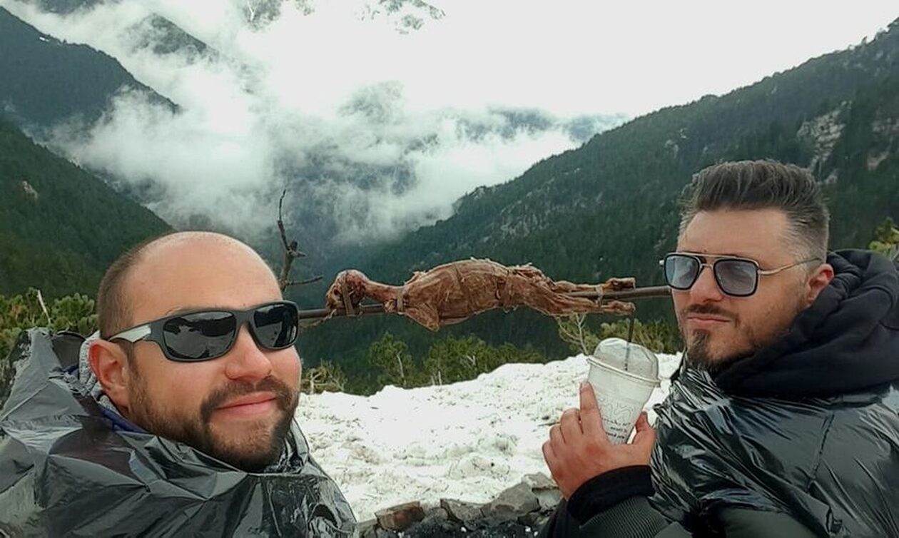 Πάσχα 2023: Δύο φίλοι από την Πάτρα σούβλισαν αρνί στον χιονισμένο Όλυμπο
