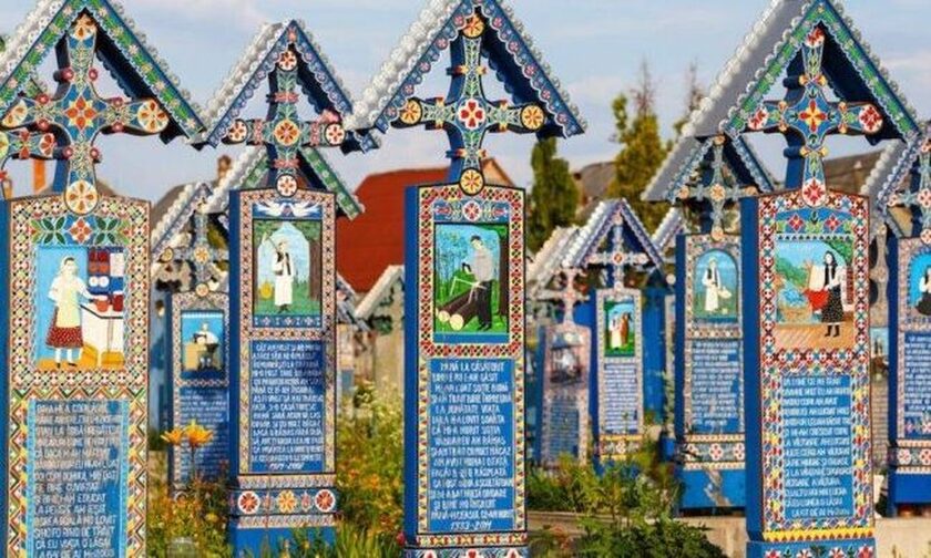 Το νεκροταφείο με τις πολύχρωμες επιτύμβιες στήλες και τα σκαμπρόζικα ποιήματα