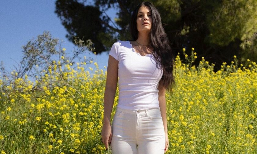 Μαρία Κορινθίου: Με στενό λευκό φόρεμα και είναι πιο fit από ποτέ