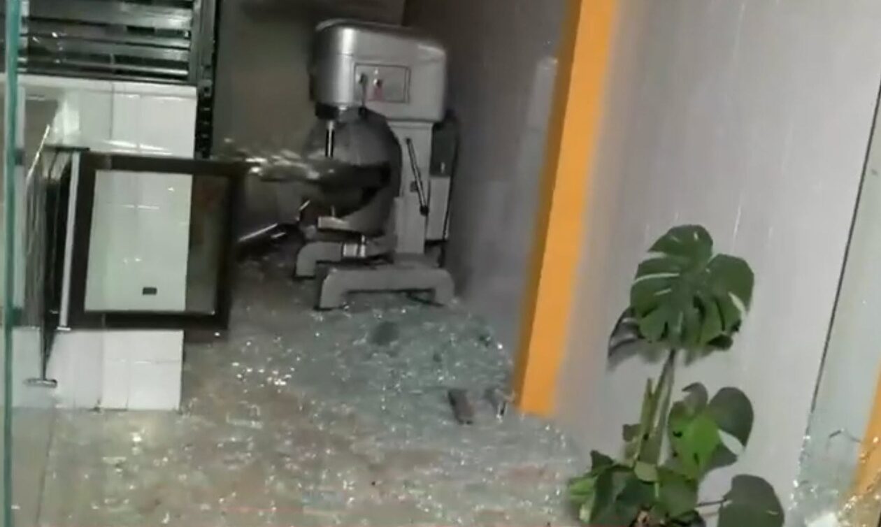 Έκρηξη σε ζαχαροπλαστείο στο Παγκράτι - Πέταξαν χειροβομβίδα