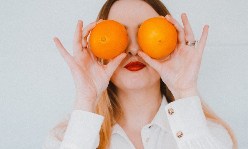 Γιατί να τρως πορτοκάλια στο ντους; Ο λόγος θα σε ξαφνιάσει