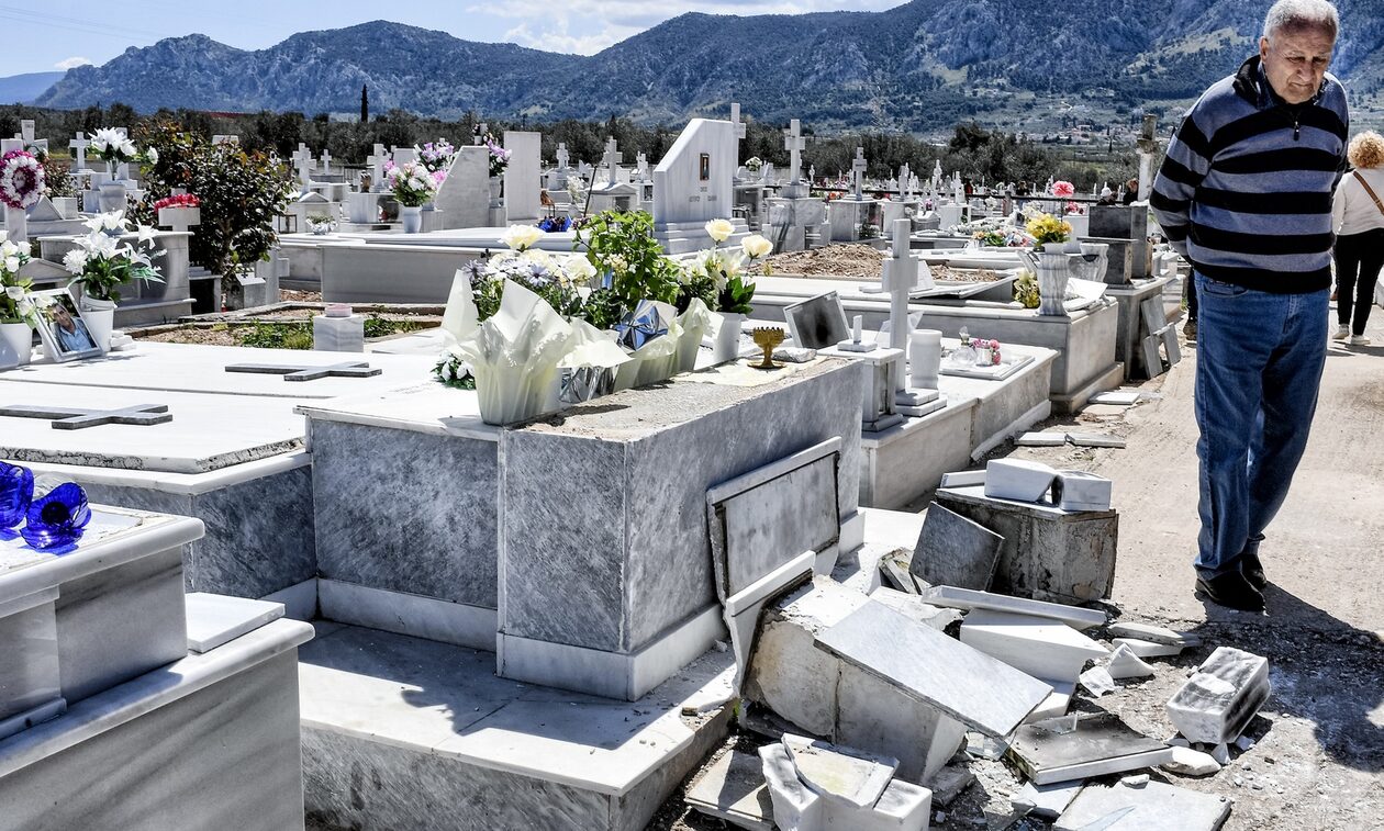Κόρινθος: Εξαγριωμένοι οι κάτοικοι για τους βανδαλισμούς εκατοντάδων τάφων στο νεκροταφείο Εξαμιλίων