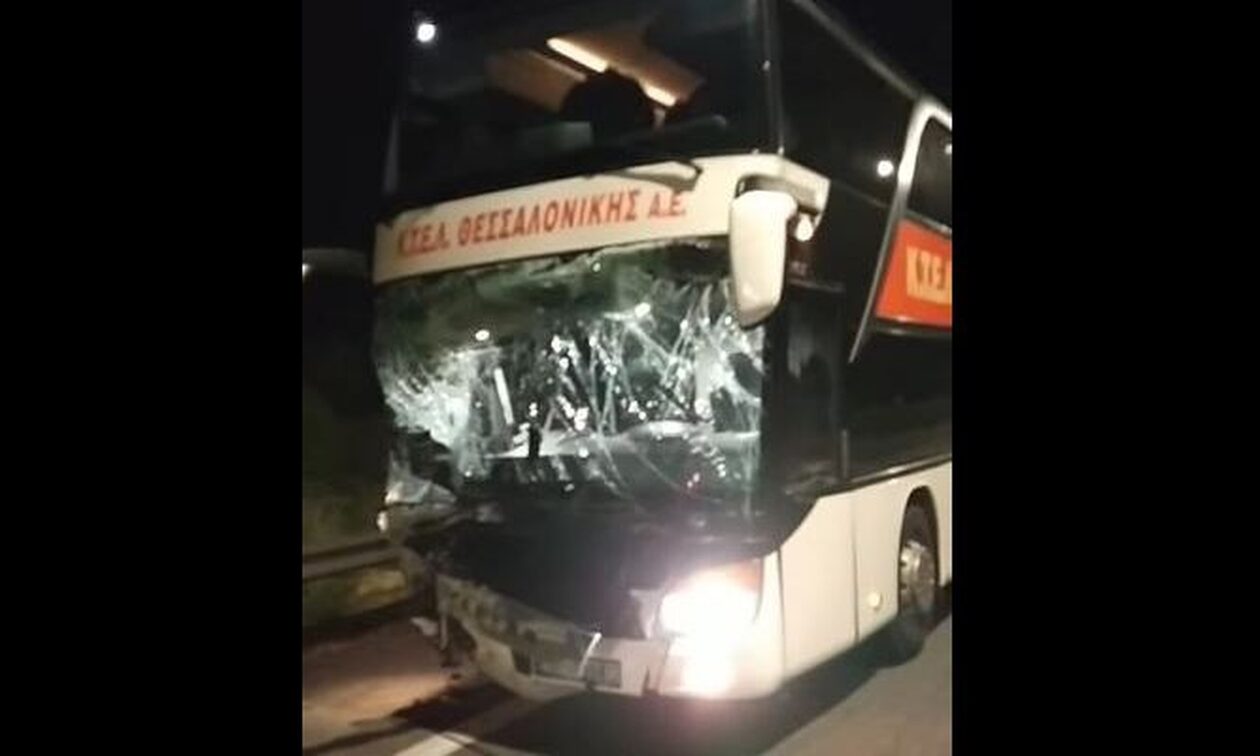 Σύγκρουση λεωφορείου του ΚΤΕΛ με ΙΧ: Ένας νεκρός από το τροχαίο στον Πλαταμώνα