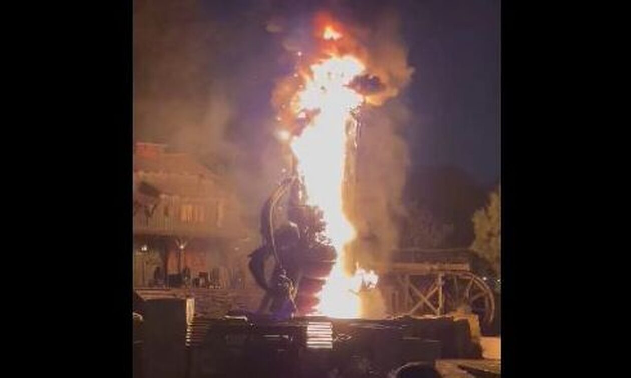 ΗΠΑ: Συναγερμός στη Disneyland της Καλιφόρνια - Δράκος ύψους 14 μέτρων πήρε φωτιά