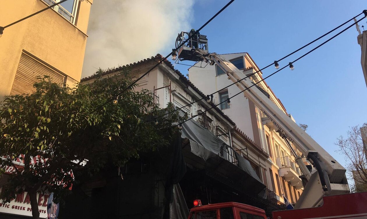 Φωτιά σε εγκαταλελειμμένο κτήριο στο κέντρο της Αθήνας