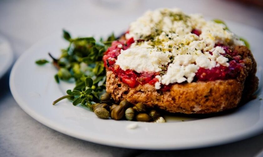 Στην κορυφή της λίστας με τις 100 καλύτερες σαλάτες ο ελληνικός ντάκος