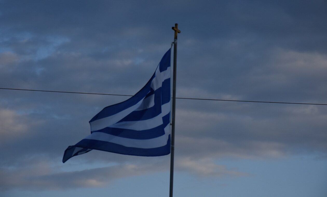 Θράκη: Ανέβασε την ελληνική σημαία και δέχτηκε επίθεση από τους συγχωριανούς της
