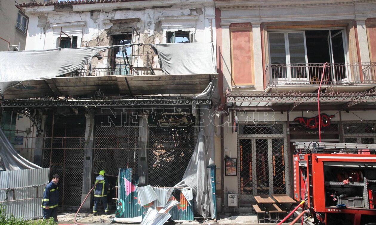 Φωτιά στην Αιόλου: Φόβοι κατάρρευσης του εγκαταλελειμμένου κτηρίου – Δείτε εικόνες