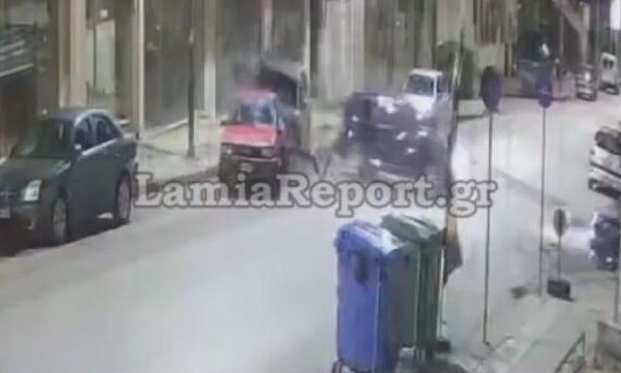 Λαμία: Έτρεχε με μανία και προσέκρουσε σε δύο παρκαρισμένα αυτοκίνητα - Βίντεο ντοκουμέντο