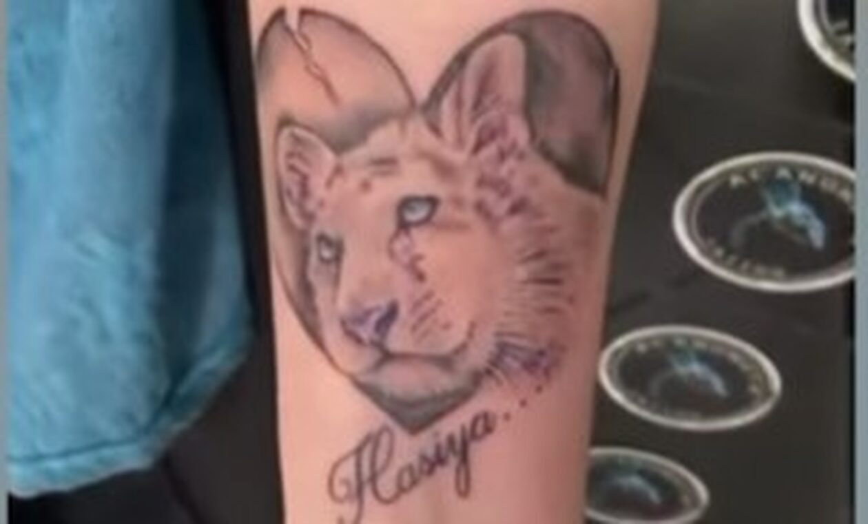 Η Τάνια Τρύπη «τιμά» το λευκό τιγράκι - Το «χτύπησε» τατουάζ στο σώμα της