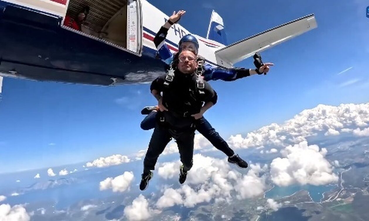 Ντέμης Νικολαΐδης: Πήδηξε με αλεξίπτωτο από τα 14.000 πόδια (video)