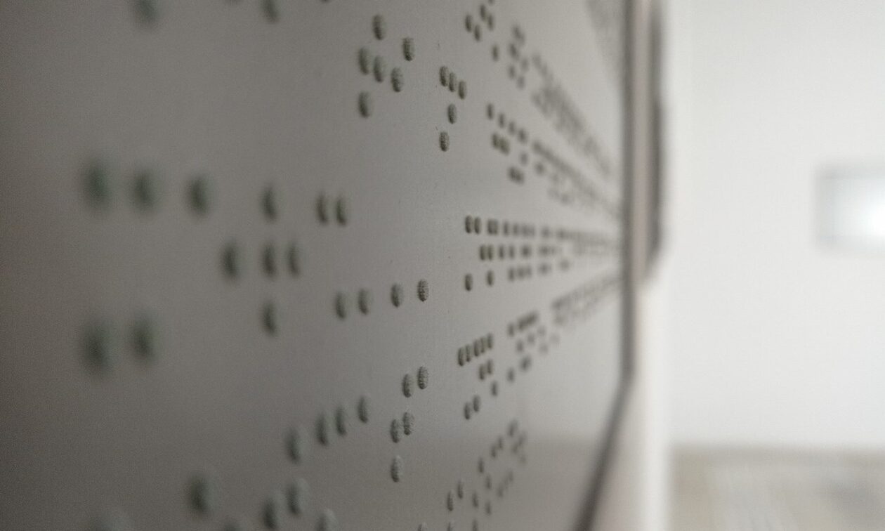 Η γραφή «braille» γίνεται εικαστική έκθεση από τον Δημήτρη Καπετάνο