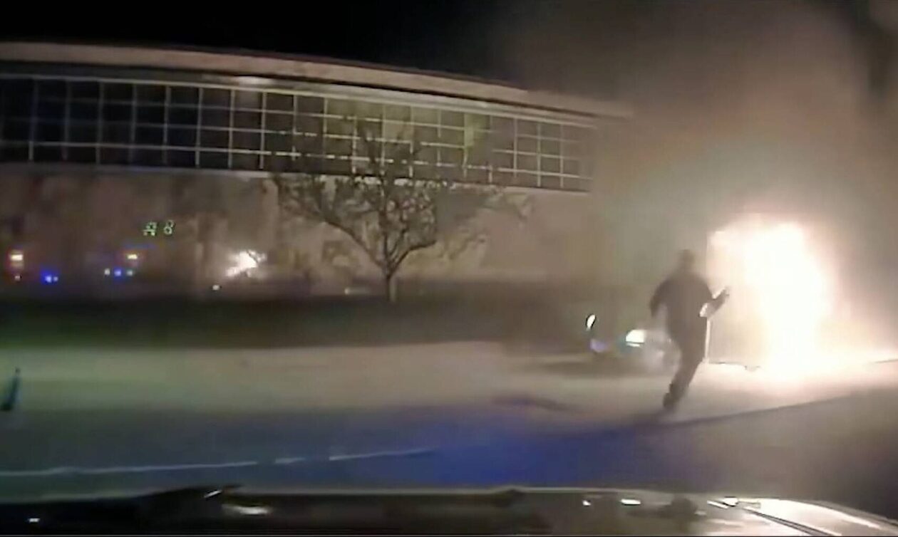 ΗΠΑ: Σοκαριστικό βίντεο από τη στιγμή που αστυνομικοί βγάζουν 84χρονο από φλεγόμενο όχημα