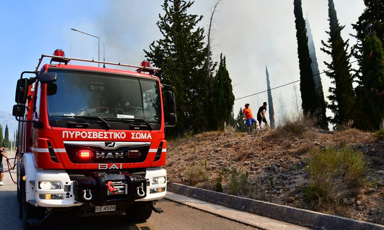 Φωτιά τώρα στην Αθηνών - Κορίνθου: Ισχυρή κινητοποίηση της Πυροσβεστικής