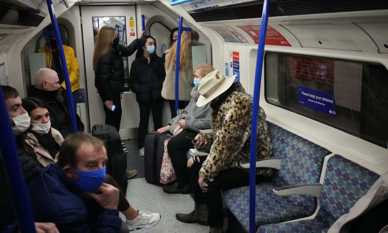 Βρετανία: Οι ειδικοί ζητόυν να επιστρέψουν οι μάσκες στα μέσα μεταφοράς