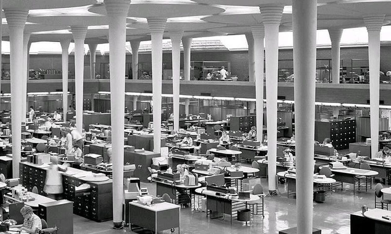 Το προσωπικό μας γραφείο με έπιπλα που σχεδίασε ο Frank Lloyd Wright
