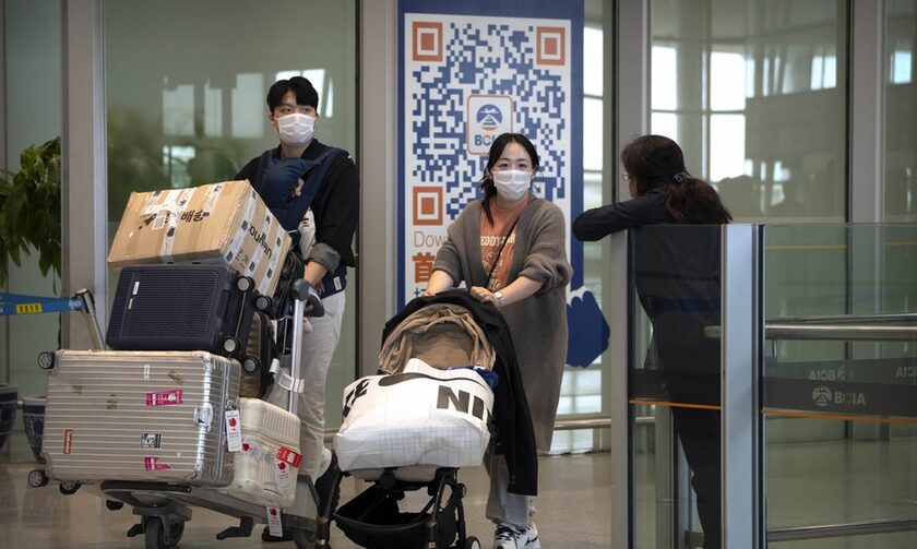Reuters: Η Κίνα «απαγορεύει σε χιλιάδες πολίτες και αλλοδαπούς να φύγουν από τη χώρα»