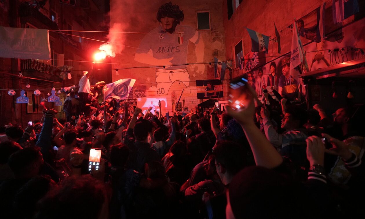 Νάπολι: Ξέφρενο ολονύκτιο πάρτι τίτλου στην πόλη του Μαραντόνα - Ξεγύμνωσαν τους παίκτες (vids+pics)