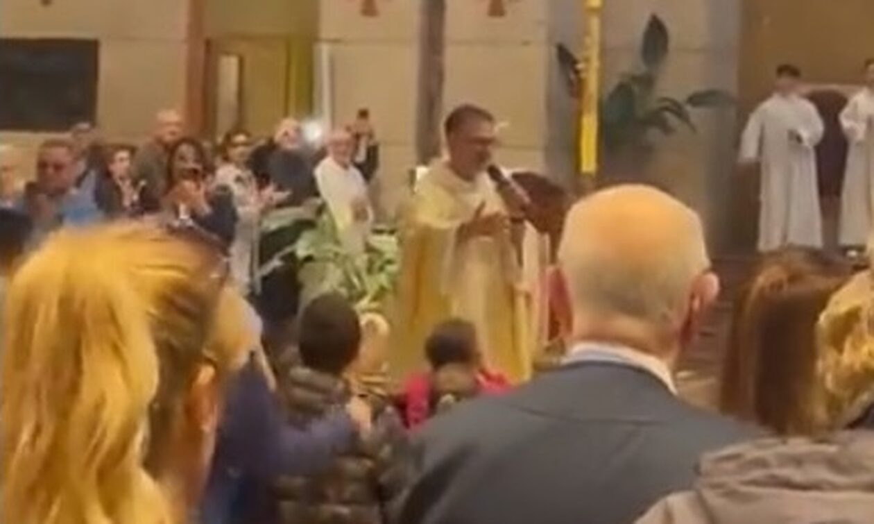 Ιταλία: Ιερέας έκανε την εκκλησία... γήπεδο - Τραγούδησε σύνθημα για τη Νάπολι (video)