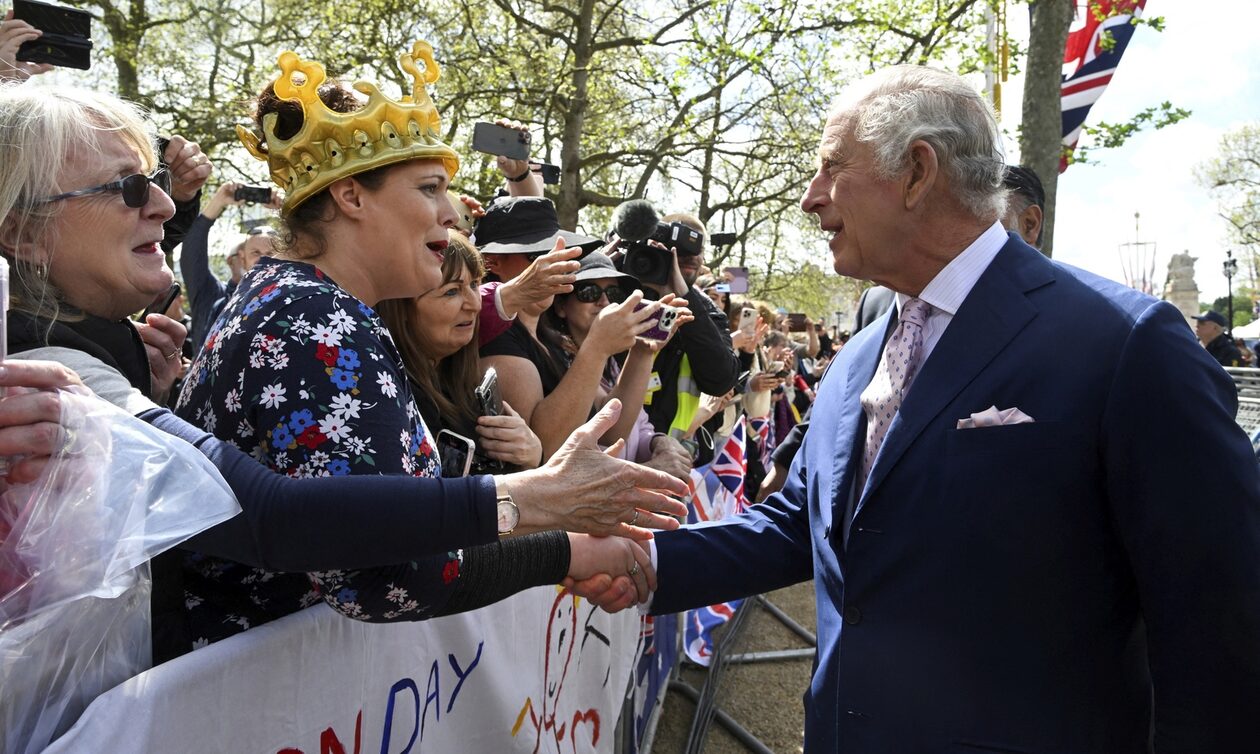 Βρετανία: Βασιλιάς Κάρολος και πρίγκιπας Ουίλιαμ χαιρετούν πολίτες έξω από το Μπάκιγχαμ