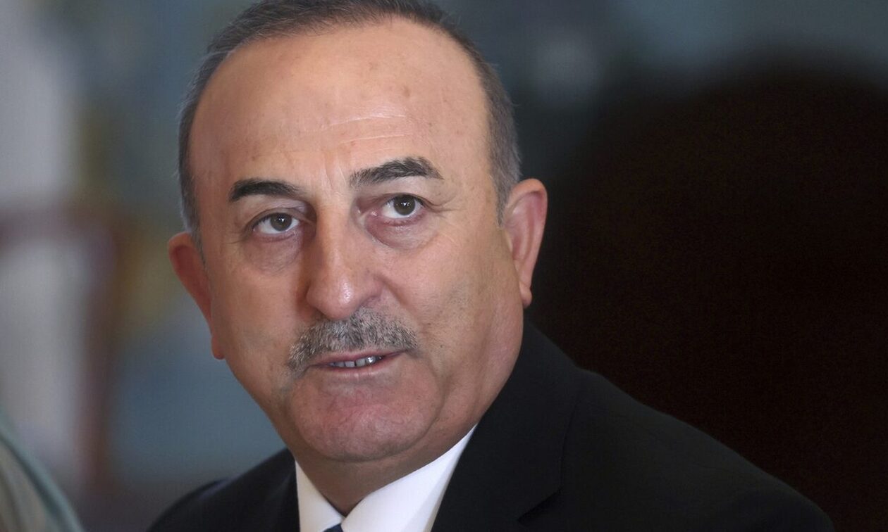«Έκρηξη» Τσαβούσογλου για πρωτοσέλιδο του Economist: «Θέλουν να επέμβουν στο εσωτερικό της Τουρκίας»
