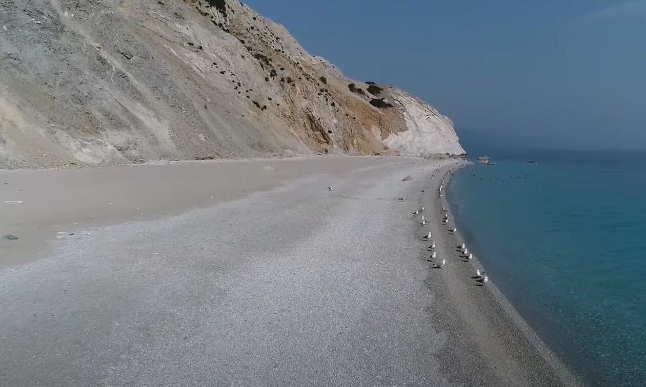 Η ελληνική παραλία που θα σου στοιχίσει 1.000 ευρώ αν πάρεις βότσαλο μαζί σου
