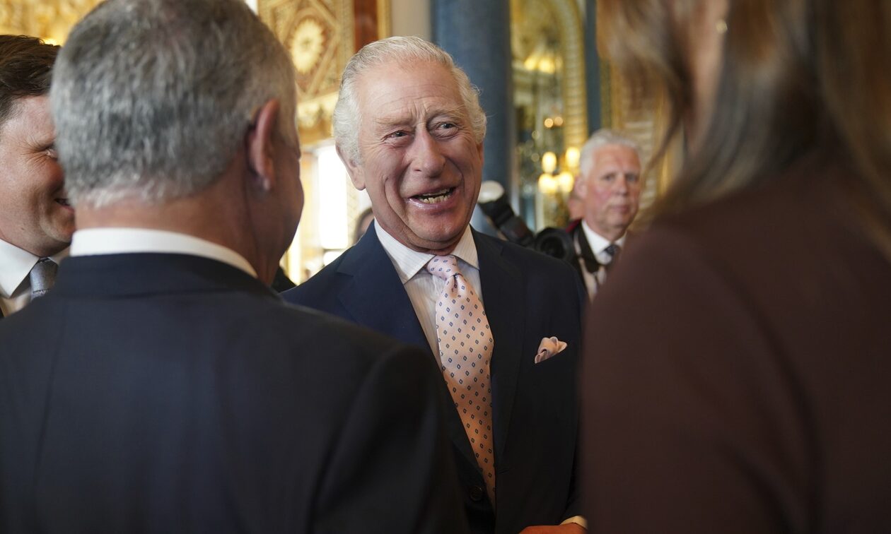 Βασιλιάς Κάρολος: Σε εορταστικό κλίμα το Λονδίνο - Τι ώρα ξεκινάει η ιστορική τελετή στέψης