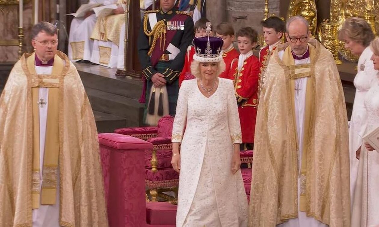 Βρετανία: Η Καμίλα στέφθηκε βασίλισσα - Η υπόκλιση μπροστά στον Κάρολο