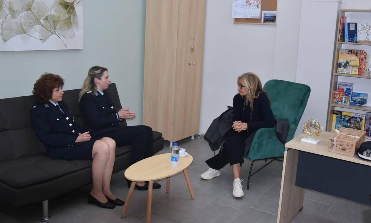 Επίσκεψη της Μαρέβας Μητσοτάκη στο γραφείο ενδοοικογενειακής βίας στην Πάτρα