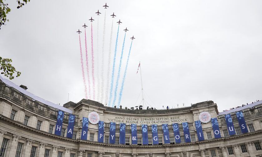 Εντυπωσιακοί αεροπορικοί σχηματισμοί προς τιμήν του νέου βασιλιά Καρόλου της Βρετανίας (pics)