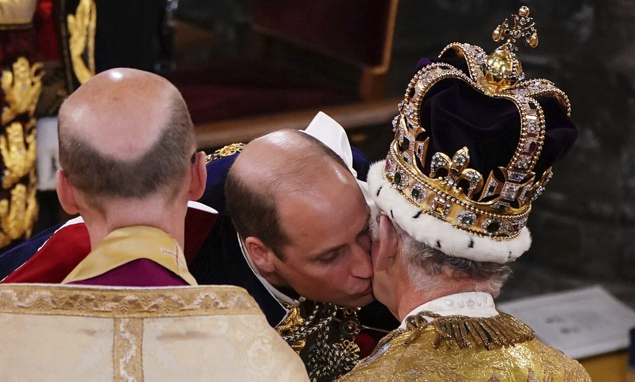 Βασιλιάς Κάρολος - πρίγκιπας Ουίλιαμ: Ο όρκος του διαδόχου και το φιλί στον πατέρα του (vid)