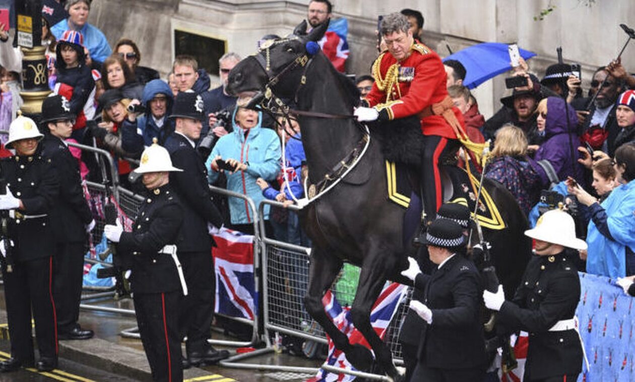 Βασιλιάς Κάρολος: Τρόμος κατά τη στέψη του - Άλογο αφηνίασε και κινήθηκε προς τους θεατές